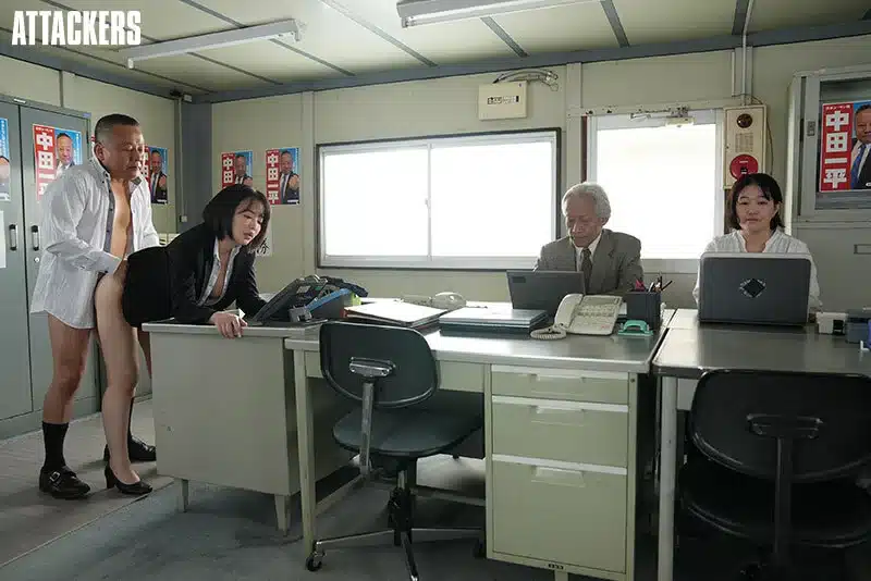 เอวี porn ครูสาวโดนผอ.แก่เด้าสด คาโต๊ะในห้องทำงาน SAME-242 7